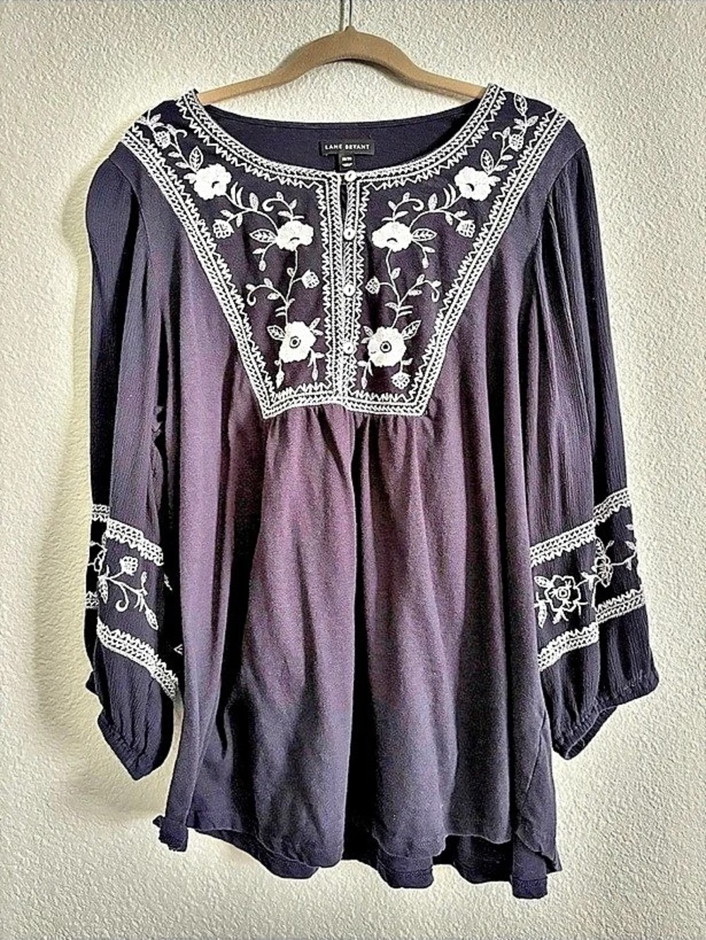 Lane Bryant Black and white. Embroidered Boho Peasant Tunic Top Size 18/20